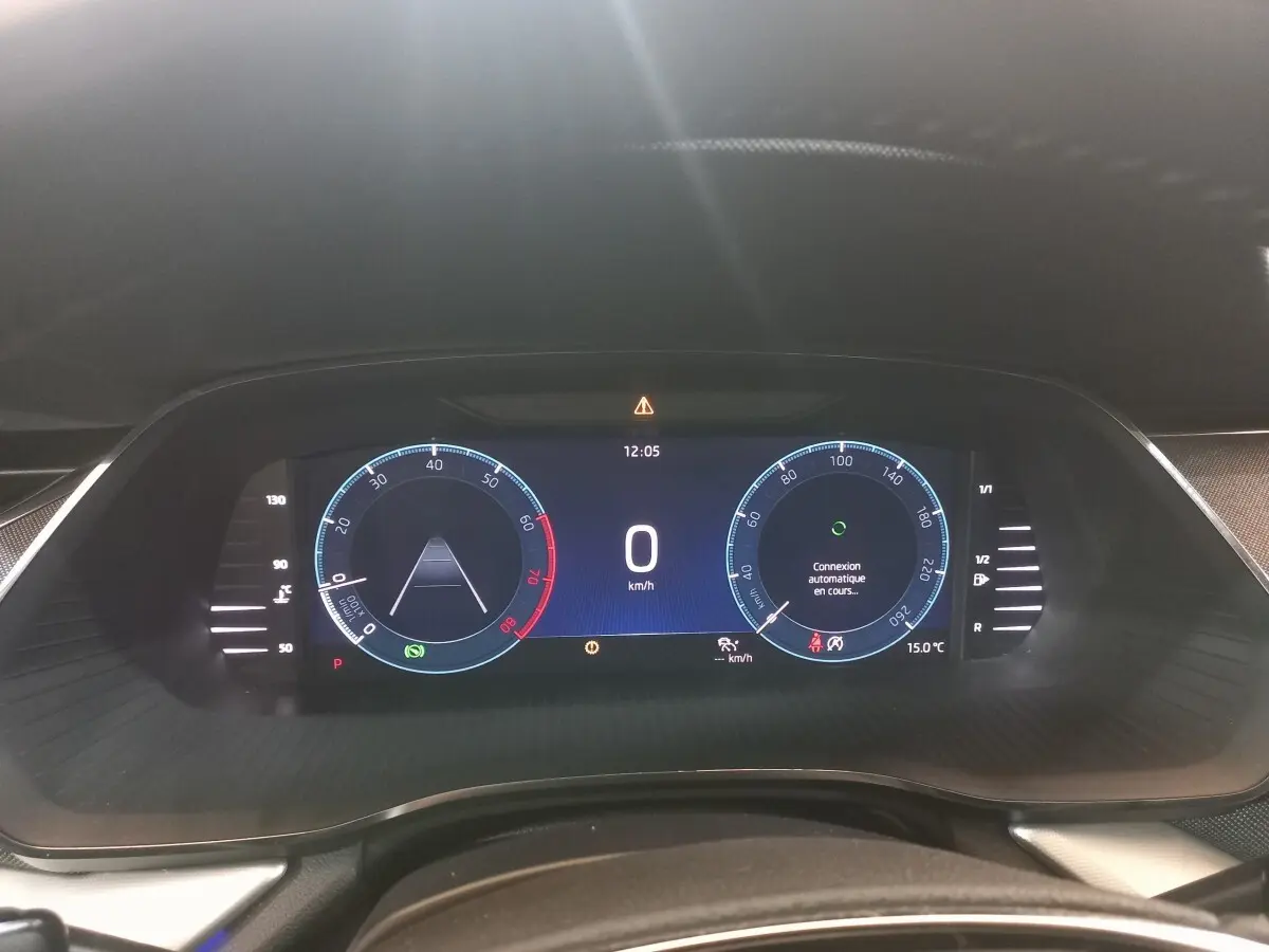 Tableau de bord numérique de la Skoda Octavia 2022, affichage digital clair avec vitesse à 0 km/h et température extérieure.