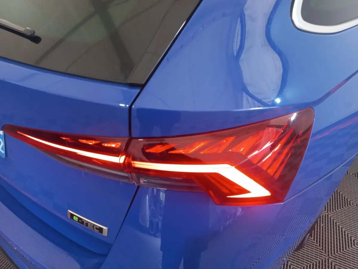 Feu arrière droit allumé sur le bleu vif d'une Skoda Octavia 1.5 TSI mHEV e-TEC 2022, vue en gros plan.