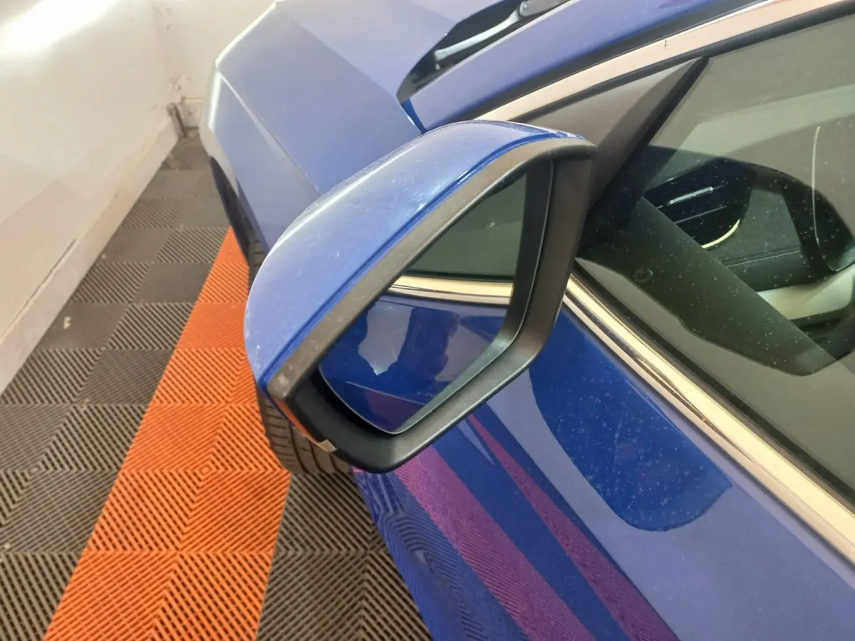 Rétroviseur côté gauche bleu de la Skoda Octavia 1.5 TSI mHEV e-TEC 150 DSG7 Style, vue rapprochée en angle.