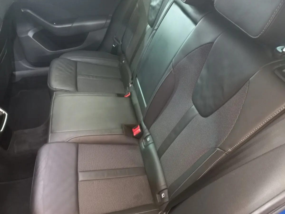 Vue intérieure côté droit sur la banquette arrière en cuir noir de la Skoda Octavia 1.5 TSI mHEV 2022.