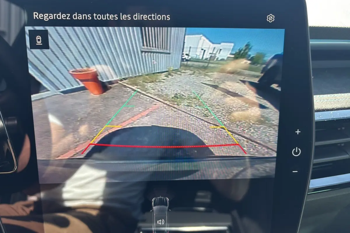 Vue écran caméra de recul du Renault Austral E-Tech 200 Esprit Alpine, montrant l’arrière et le sol gris schiste.