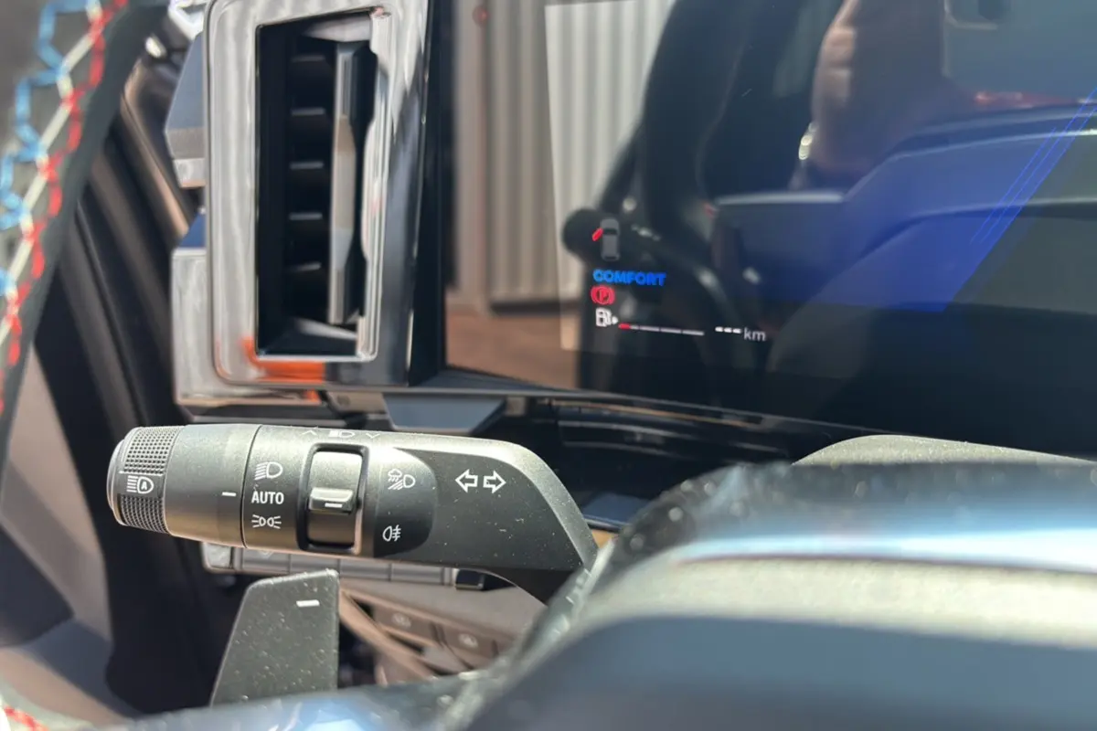 Gros plan sur la commande des feux et clignotants à gauche du volant du Renault Austral E-Tech 200 Esprit Alpine.