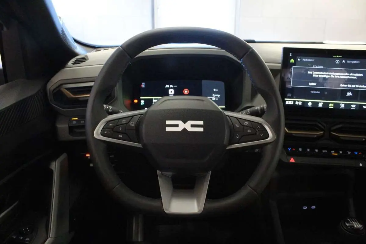 Vue frontale du volant cuir noir et du tableau de bord digital du Dacia Bigster Mild Hybrid 2026.