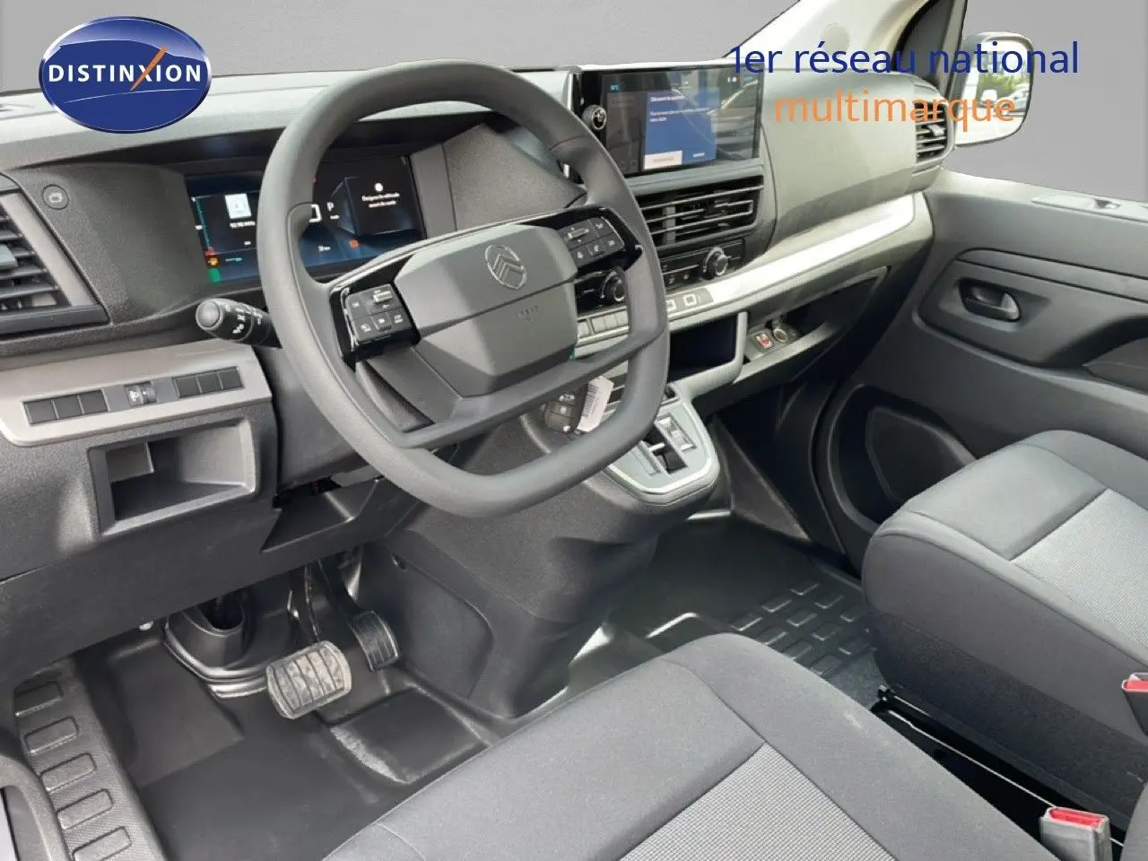 Intérieur avant du Citroën Jumpy Cabine Approfondie 2026, vue côté conducteur, tableau de bord moderne et sièges tissu gris.