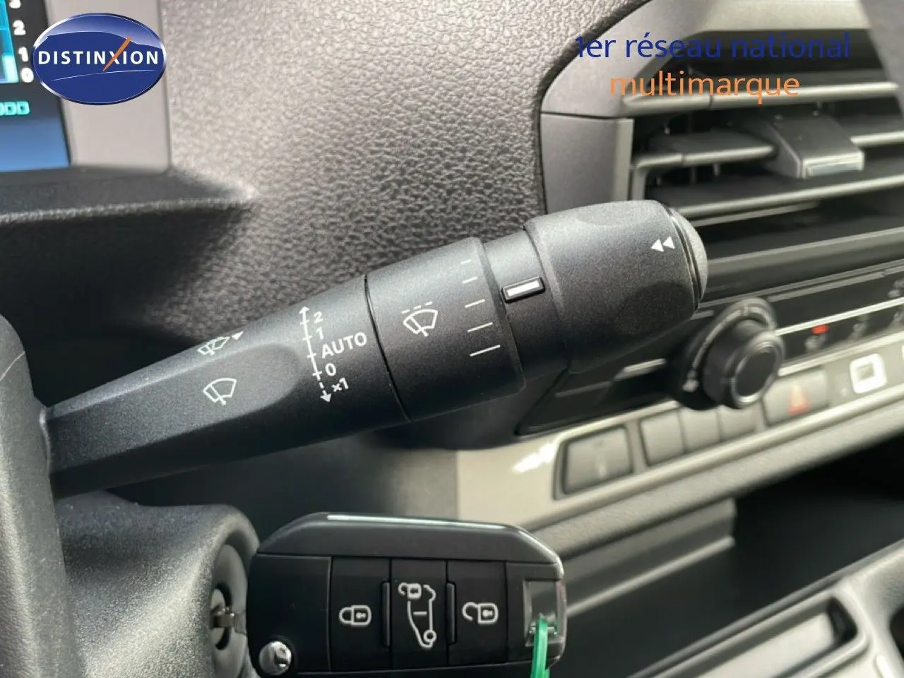 Gros plan sur la commande d’essuie-glace à gauche du volant dans l’habitacle du Citroën Jumpy gris titane.