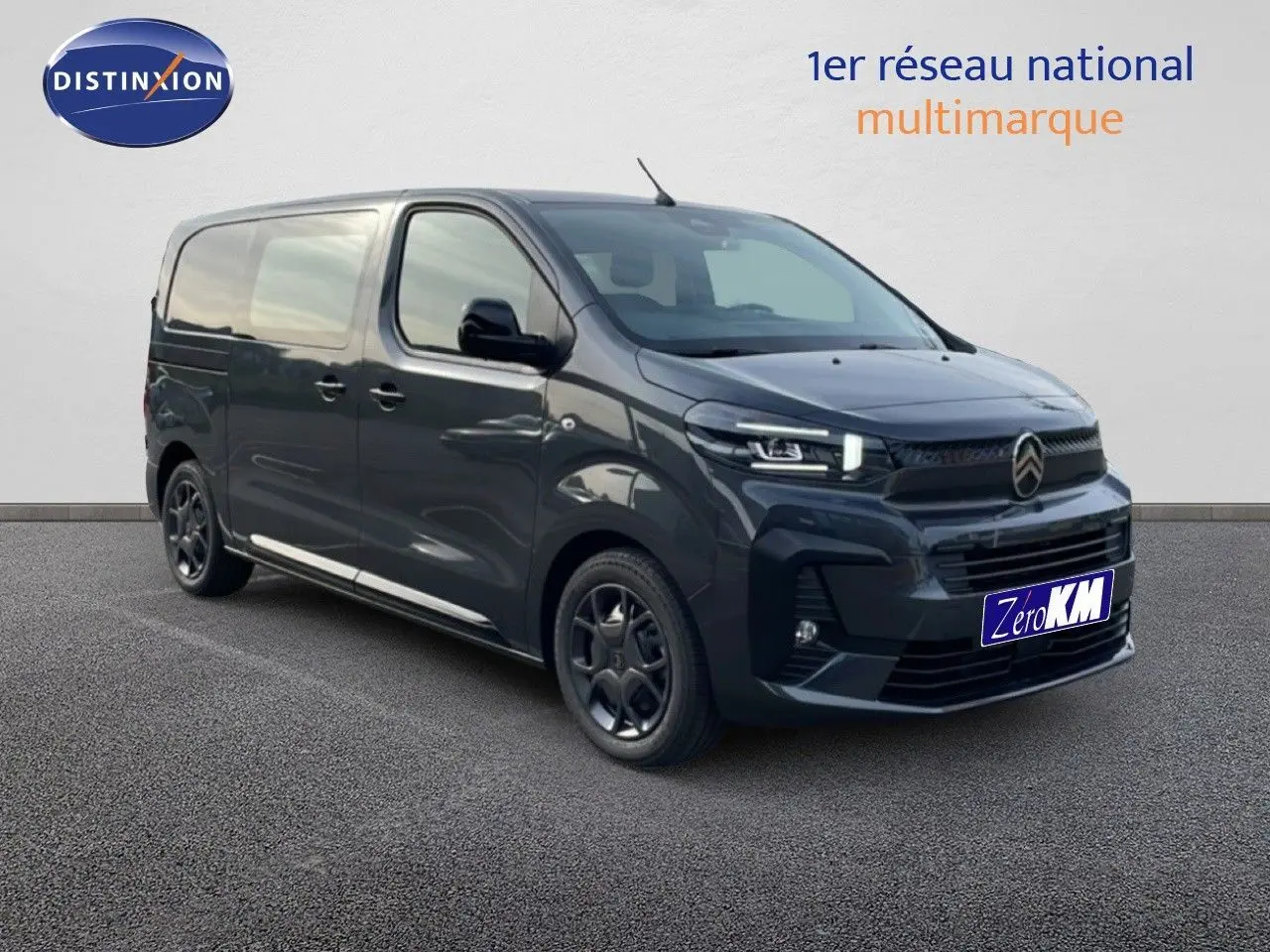 Vue 3/4 avant droit d'un Citroën Jumpy cabine approfondie gris titane métallisé avec calandre noire et jantes foncées.