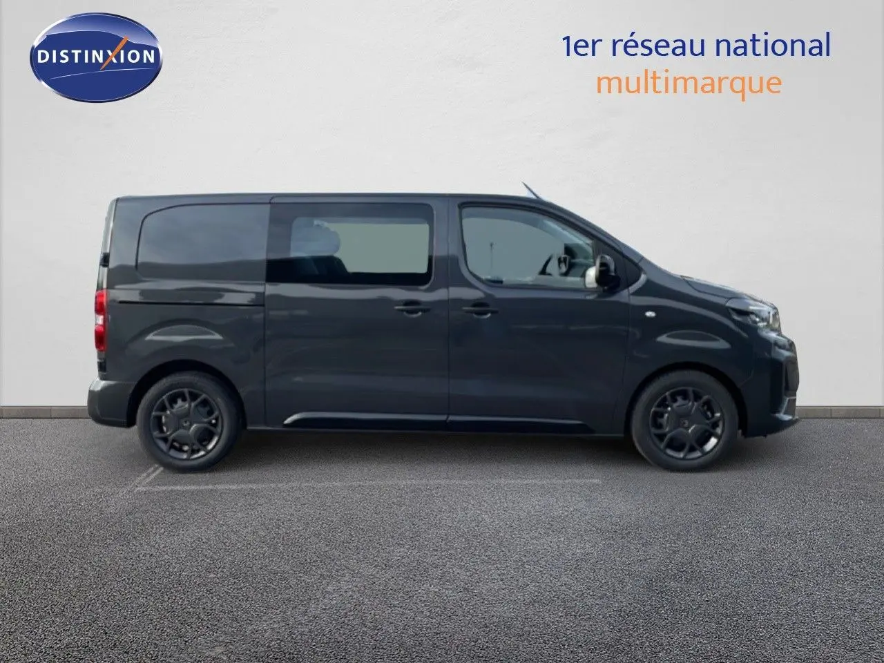 Profil droit d'un Citroën Jumpy cabine approfondie gris titane métal, avec jantes noires et vitres teintées.