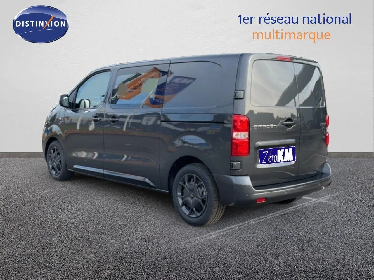 Vue 3/4 arrière droite d'un Citroën Jumpy cabine approfondie gris titane métallisé, avec vitres teintées et jantes sombres.