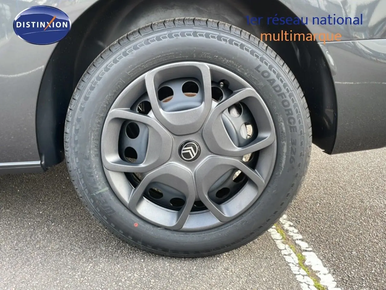 Gros plan sur la roue avant gauche gris titane métal du Citroën Jumpy Cabine Approfondie 2026 avec jante originale.