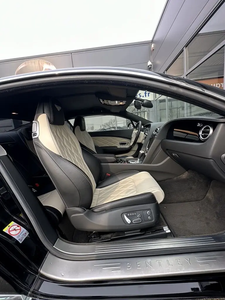 Intérieur de la Bentley Continental GT 4.0 V8 Mulliner 2013 vue côté gauche, sièges cuir bicolore noir et beige avec surpiqûres.