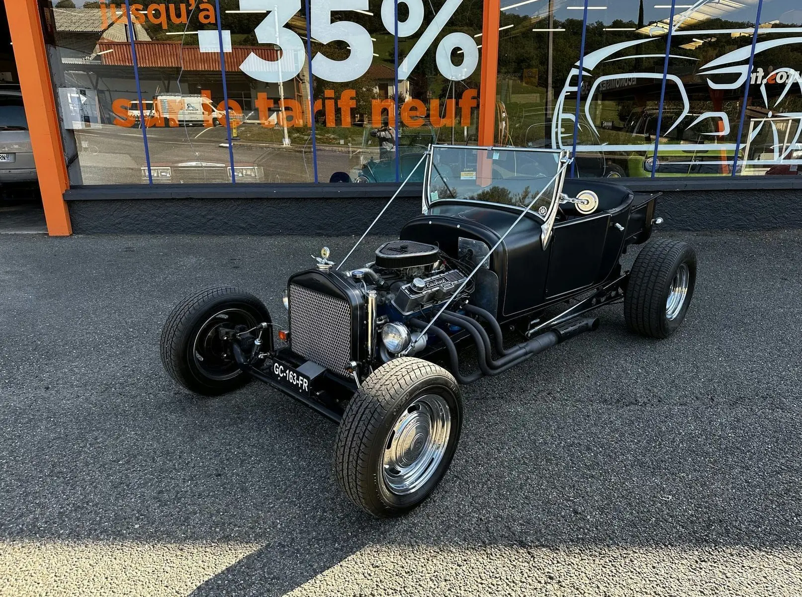 Ford T Hot Rod V8 noir vue 3/4 avant droit avec capote manuelle et moteur V8 apparent