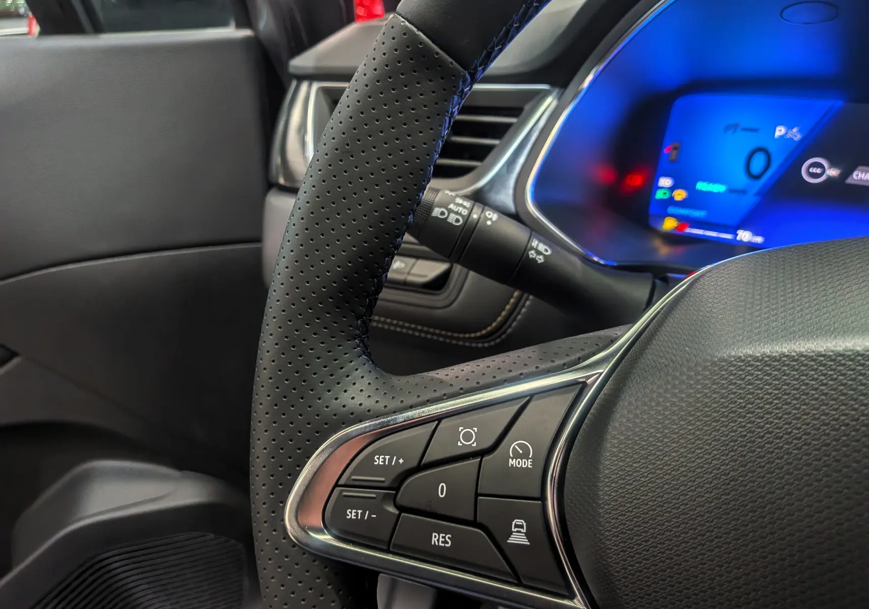 Gros plan sur le volant en cuir perforé et les commandes multifonctions du Renault SYMBIOZ E-Tech 2025.