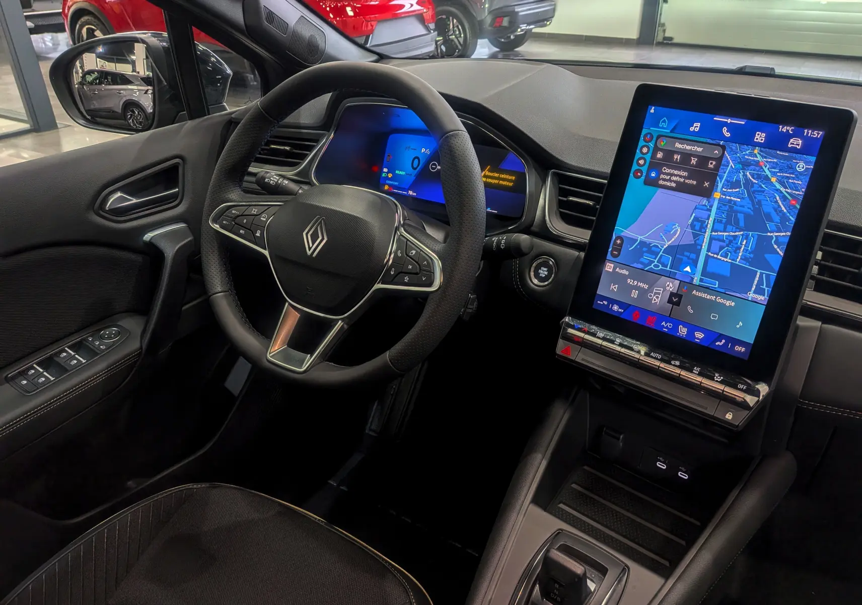 Intérieur de la Renault SYMBIOZ E-Tech 2025, vue du poste de conduite avec écran tactile vertical et volant multifonction.