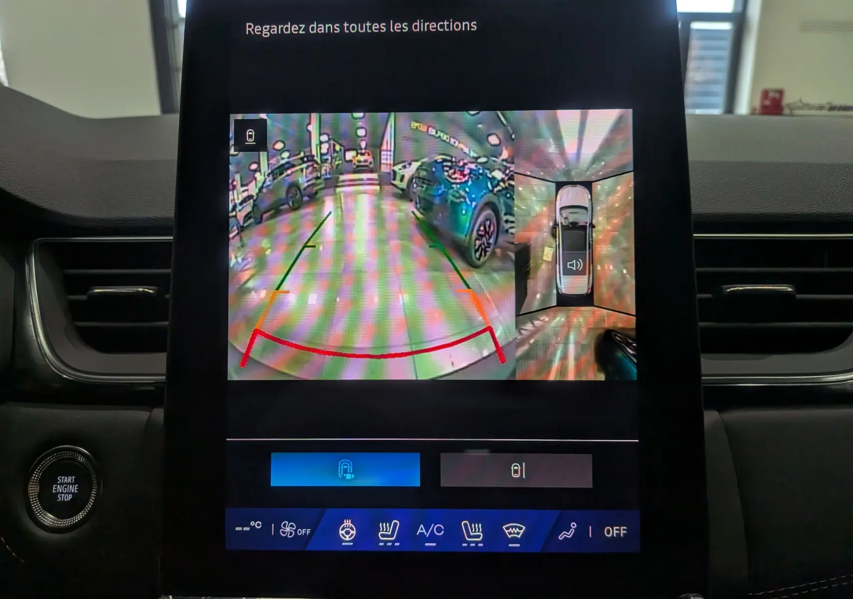 Écran central du Renault Symbioz 2025 montrant la caméra de recul et la vue à 360° dans un intérieur noir.