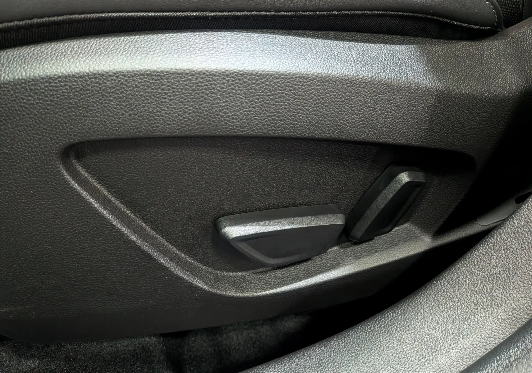 Commandes de réglage électrique du siège avant en cuir noir dans une Renault SYMBIOZ E-Tech gris Cassiopé, vue intérieure détaillée.