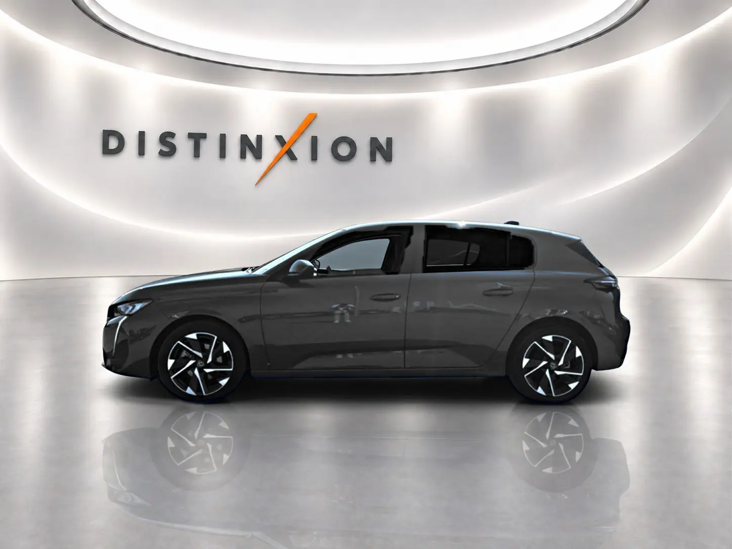 Peugeot 308 gris selenium vue de profil côté gauche, jantes alu noires et décoratives, fond studio lumineux.