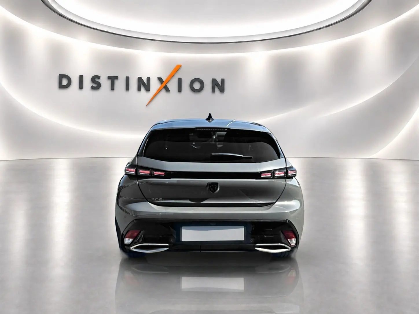 Vue arrière d'une Peugeot 308 gris selenium 2025 dans un showroom avec éclairage moderne et logo Distinxion en arrière-plan.