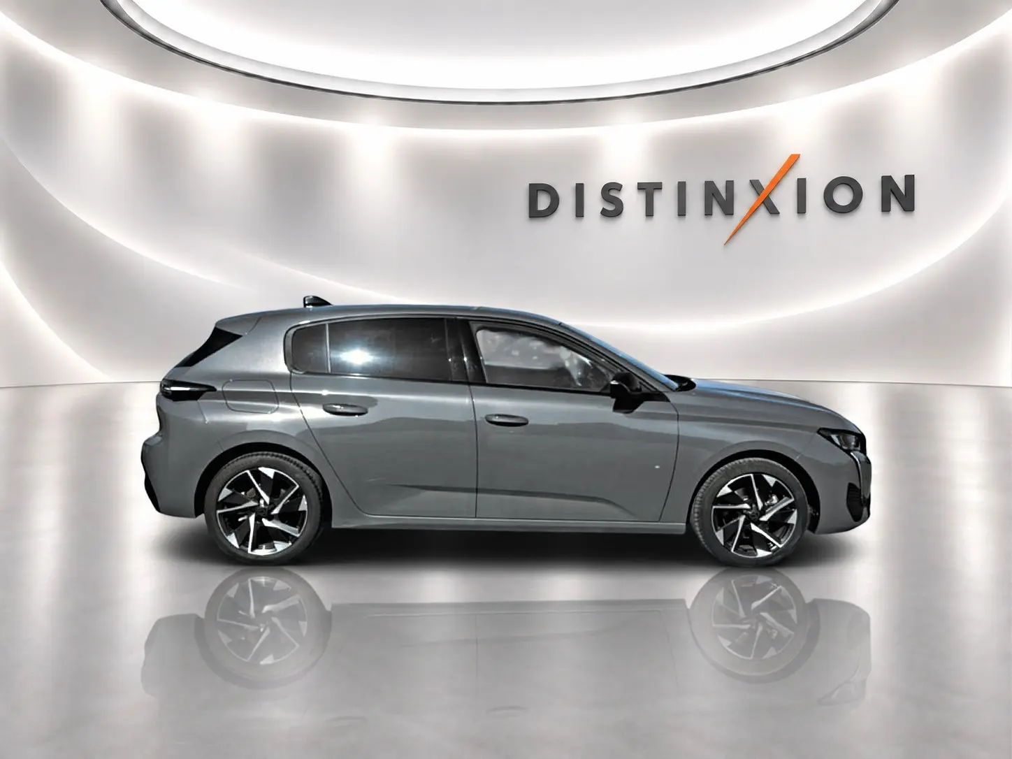 Peugeot 308 gris selenium vue de profil côté gauche, avec jantes alliage et vitres arrière surteintées.