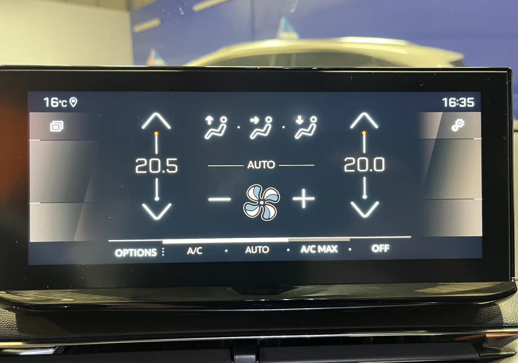 Écran central tactile du Peugeot 5008 gris platinium 2024 affichant la radio FM RTL à 16h35