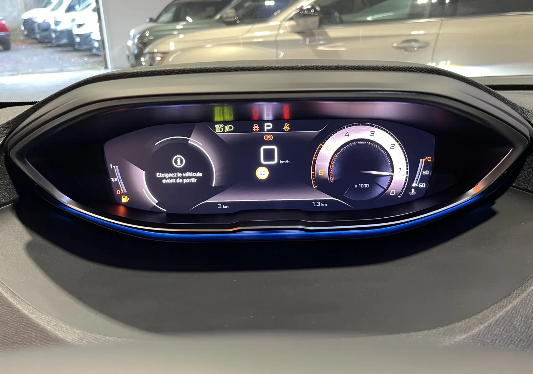 Tableau de bord numérique du Peugeot 5008 2024, affichage digital moderne avec éclairage bleu subtil.