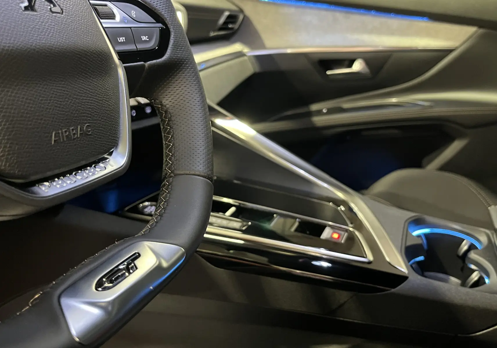 Vue latérale gauche du Peugeot 5008 Gris Platinium 2024 avec vitres teintées et finitions chromées élégantes.