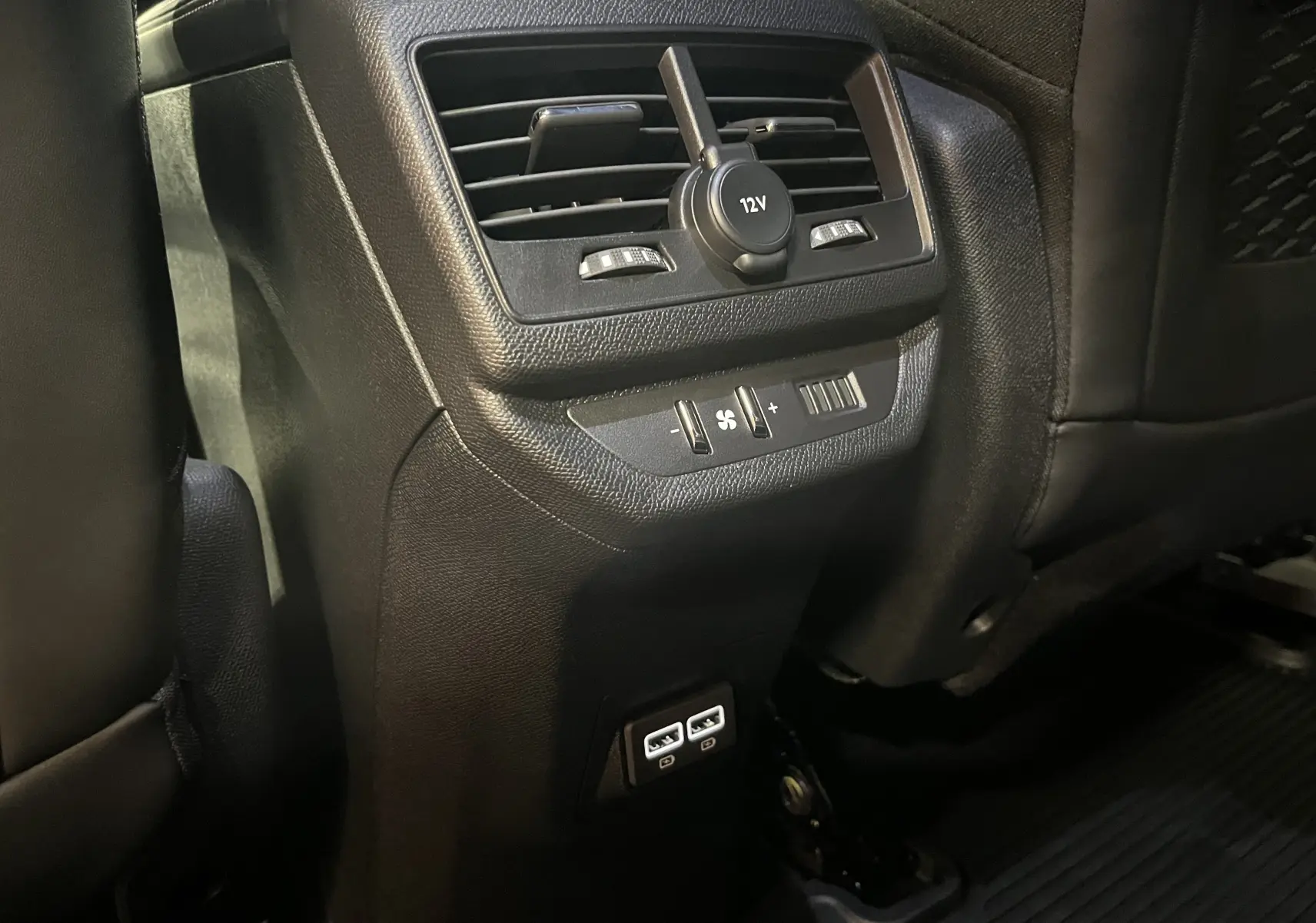 Gros plan sur les commandes de lève-vitres et réglages des rétroviseurs côté gauche du Peugeot 5008 gris platinium 2024.