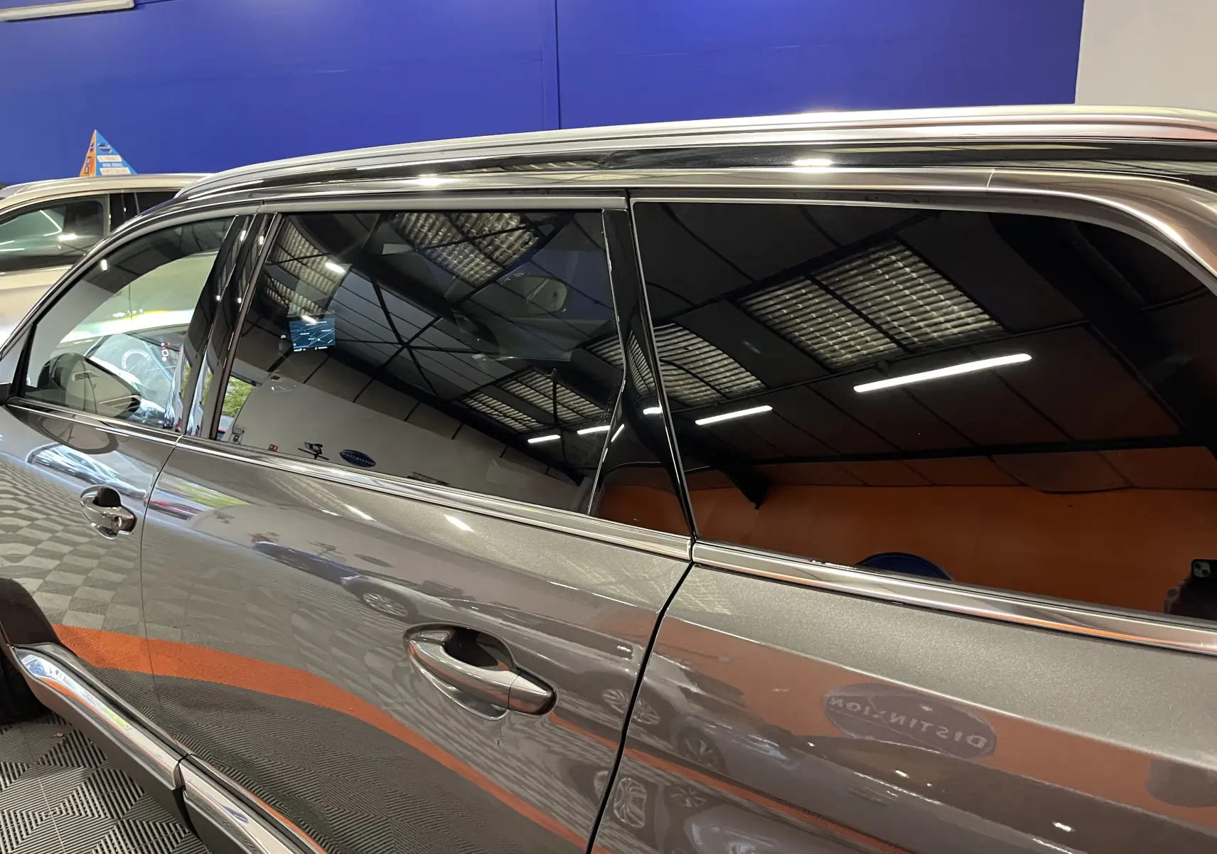 Tableau de bord numérique du Peugeot 5008 gris platinium 2024 affichant le mode de conduite Normal et la température moteur.