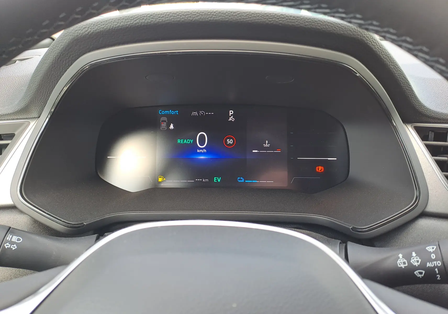 Tableau de bord numérique du Renault Captur 2025 hybride, affichant vitesse, mode confort et indicateurs de conduite.