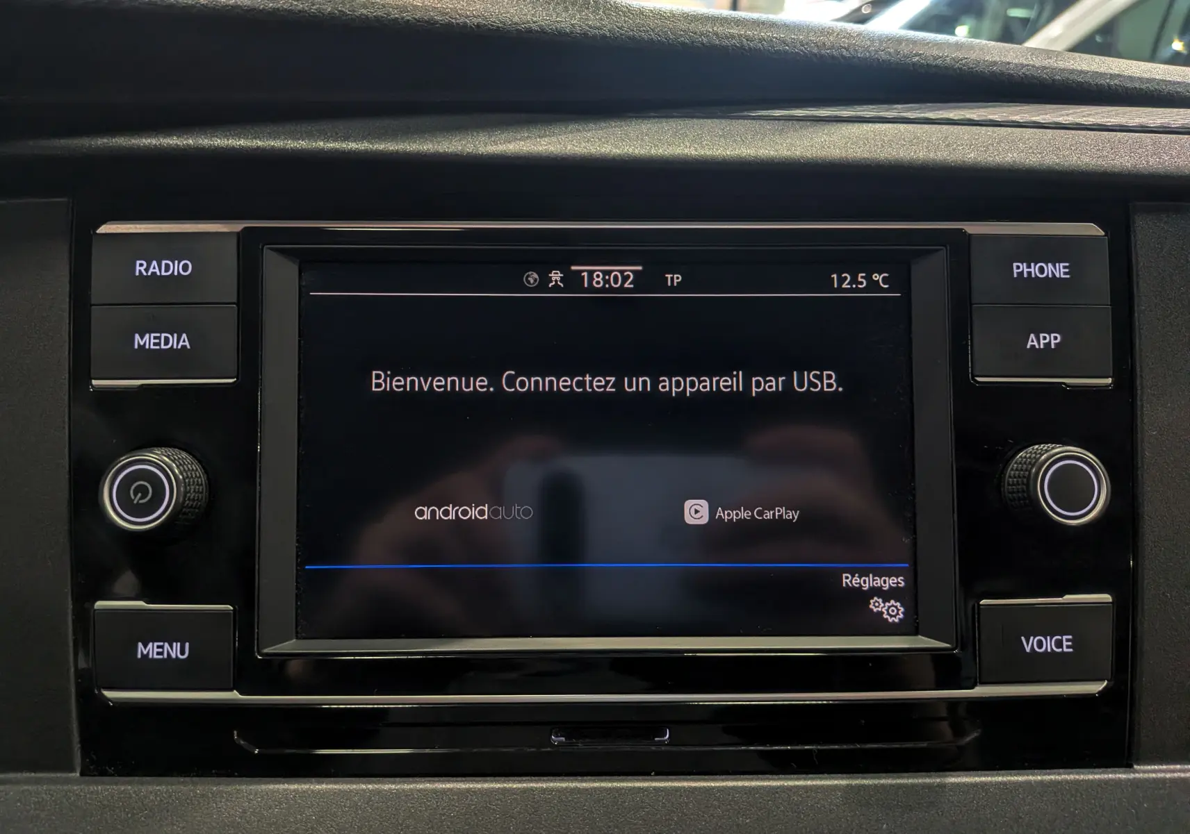 Écran central tactile du Volkswagen Transporter 6.1 blanc, affichant l'invite de connexion USB avec options Android Auto et Apple CarPlay.