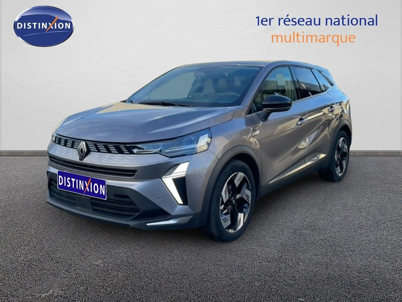 Renault Symbioz E-Tech hybride gris cassiopée, vue 3/4 avant droit avec phares LED et jantes modernes.