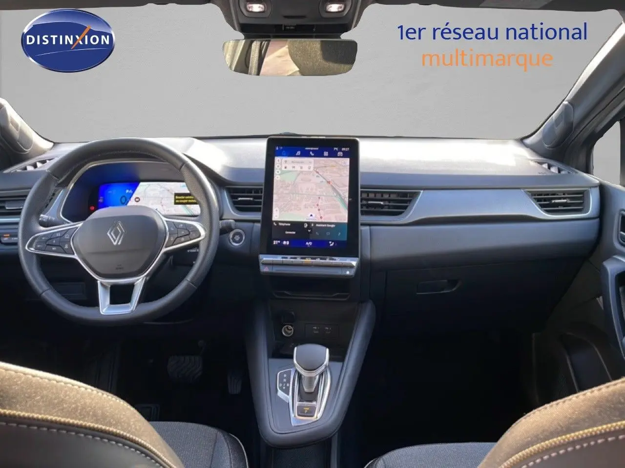 Intérieur de la Renault SYMBIOZ E-TECH hybride 2025, vue frontale du tableau de bord avec écran tactile central et volant multifonction.