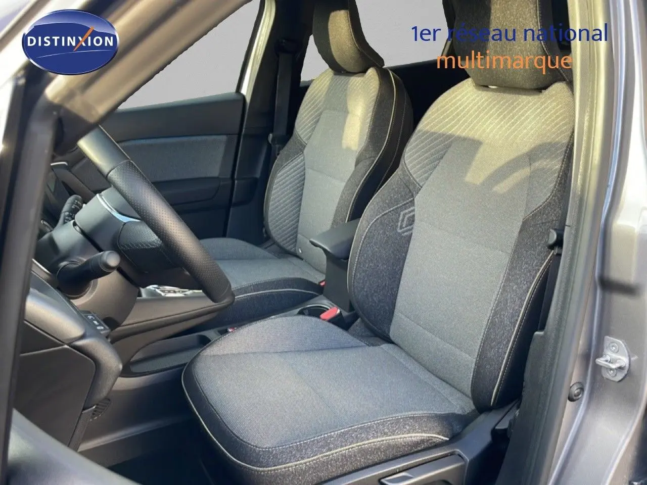 Intérieur de la Renault SYMBIOZ E-TECH gris cassiopée, vue côté gauche sur les sièges avant en tissu gris noir.