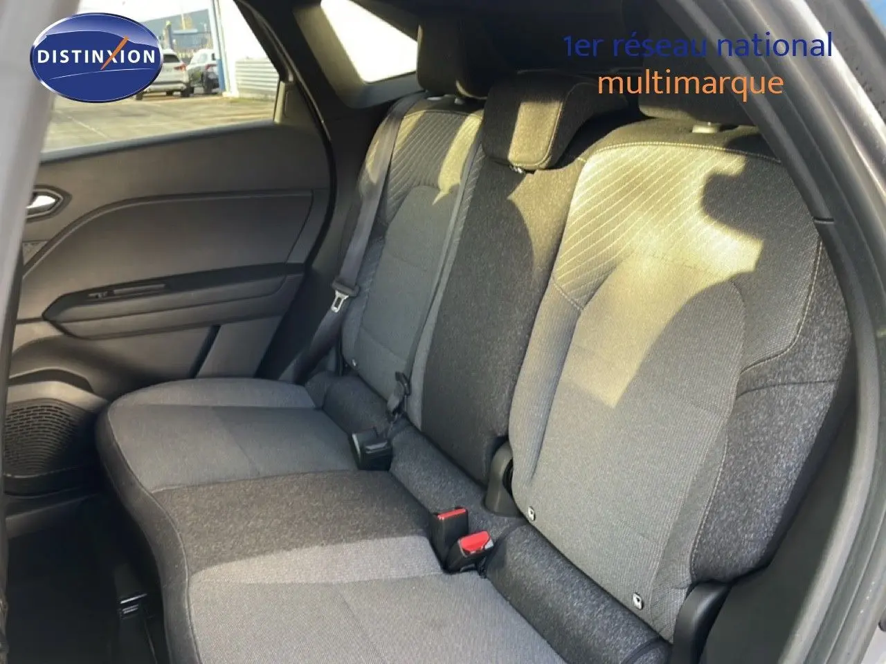 Vue intérieure sur les sièges arrière gris clair et foncé du Renault Symbioz E-Tech Hybrid 2025, côté gauche ouvert.