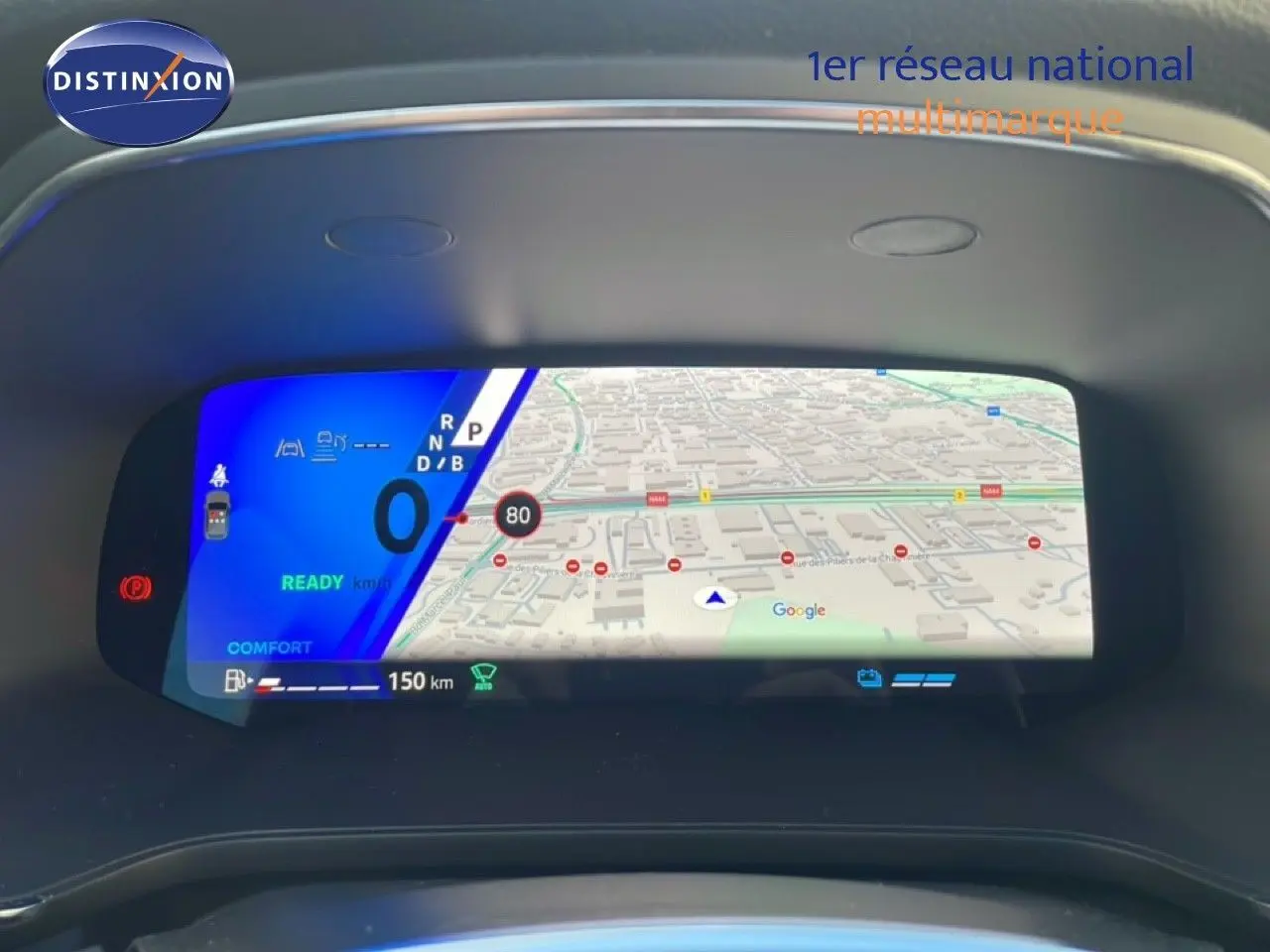 Tableau de bord numérique du Renault Symbioz gris cassiopée, affichant la navigation et l'état du véhicule.