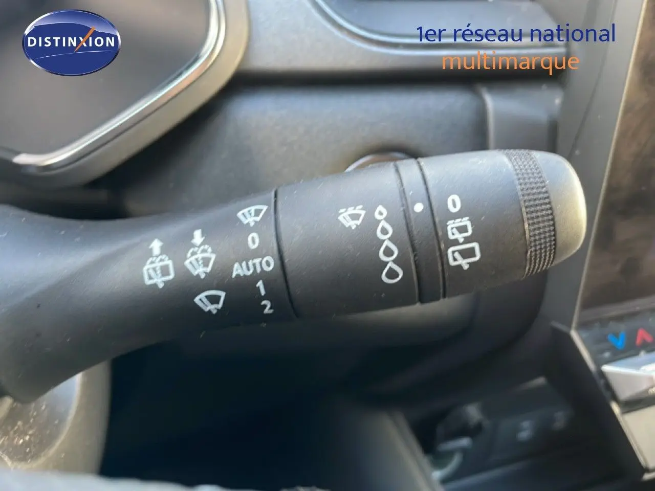 Gros plan sur la commande des essuie-glaces dans l'habitacle d'une Renault Symbioz gris cassiopée métal.