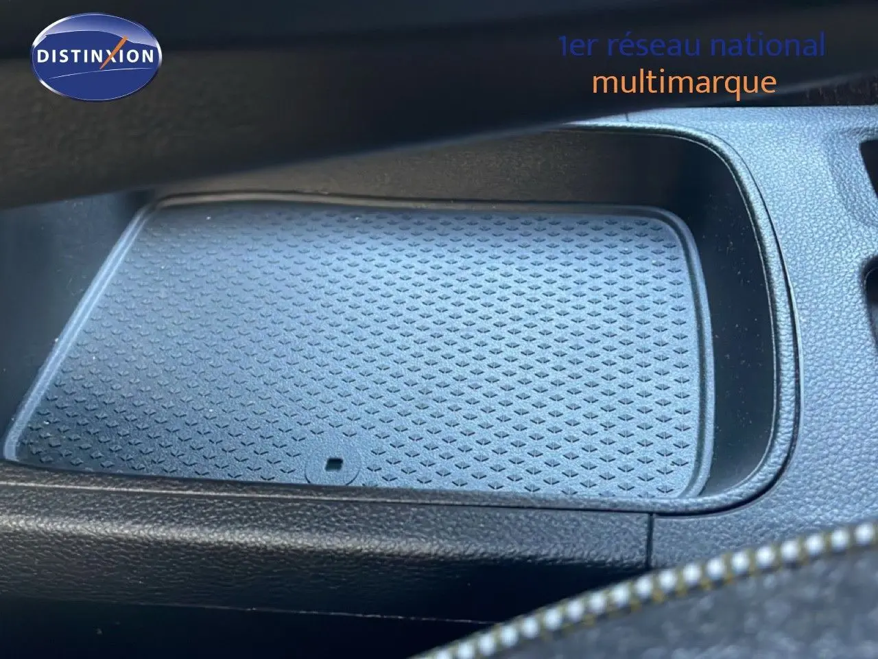 Détail du compartiment de rangement intérieur avec surface texturée dans la Renault Symbioz gris cassiopée métal.