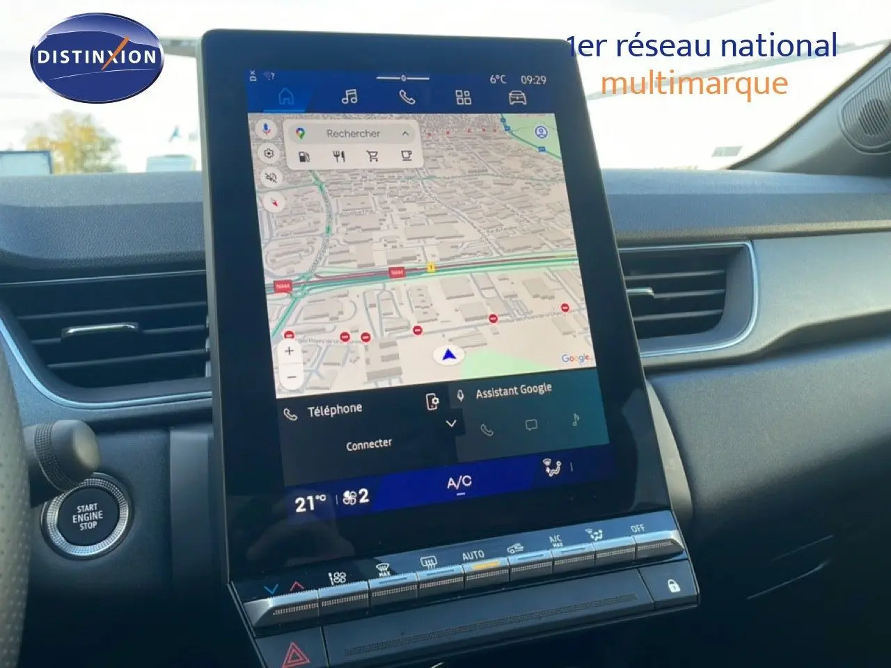 Vue rapprochée de la console centrale du Renault Symbioz gris cassiopée, mettant en valeur l'écran tactile avec navigation GPS.