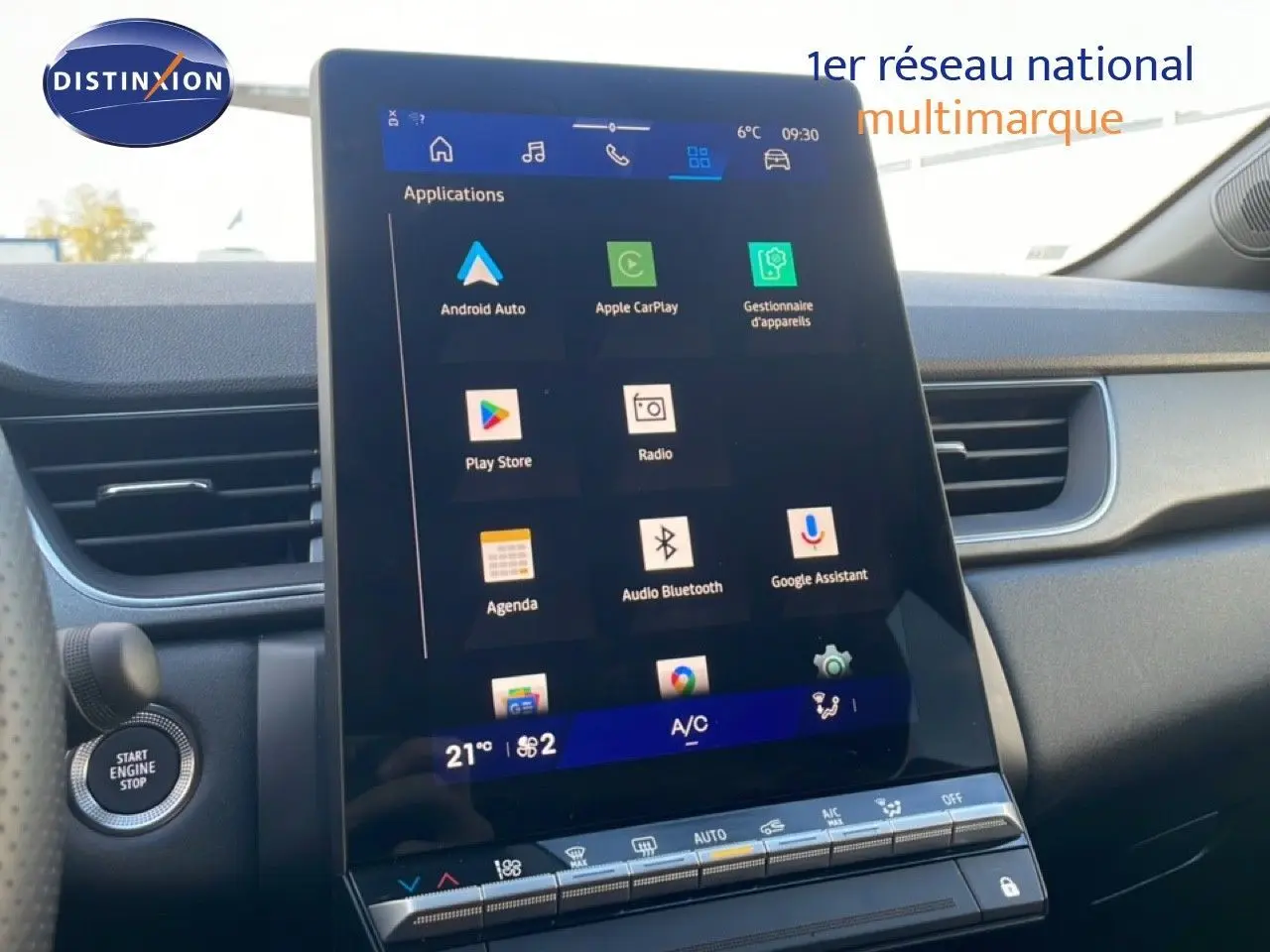 Écran tactile central de la Renault Symbioz gris cassiopée, affichant les applications connectées dans l'habitacle.