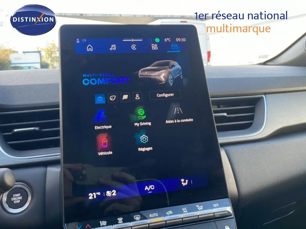 Écran tactile central du tableau de bord du Renault Symbioz gris cassiopée, affichant les réglages de conduite en mode confort.