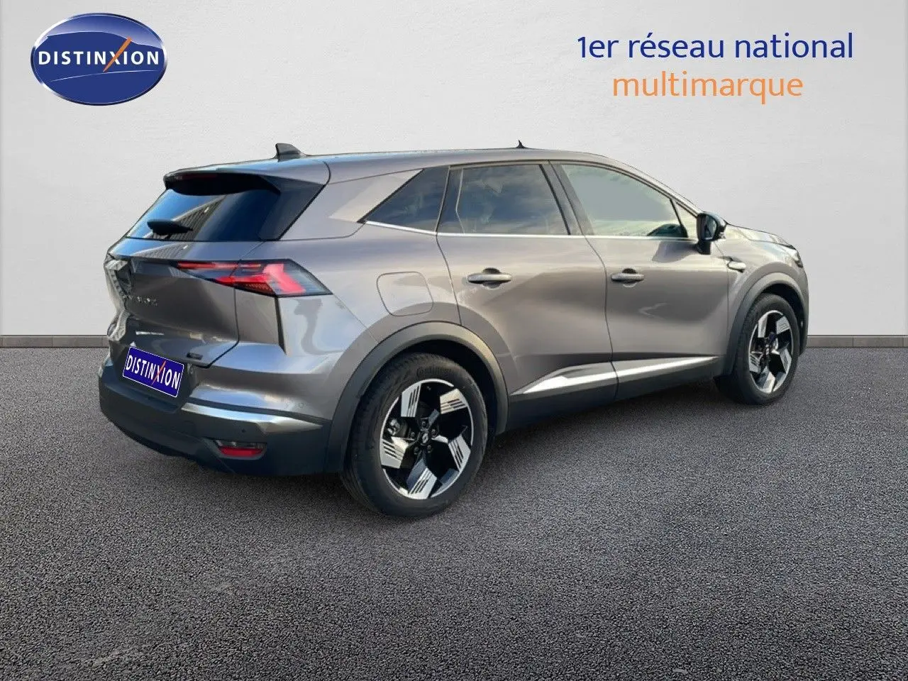 Renault Symbioz E-Tech hybride gris cassiopée métal vu de trois quarts arrière droit, avec jantes noires et argentées.