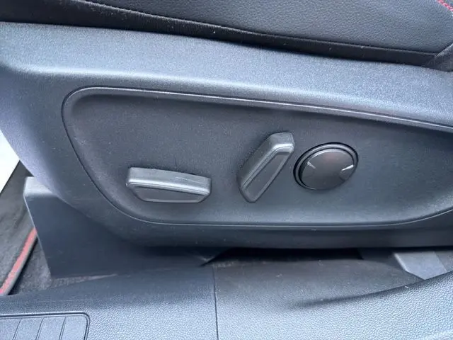 Détail des commandes électriques du siège côté gauche du Ford Kuga gris hybride 2024 finition ST-Line X.