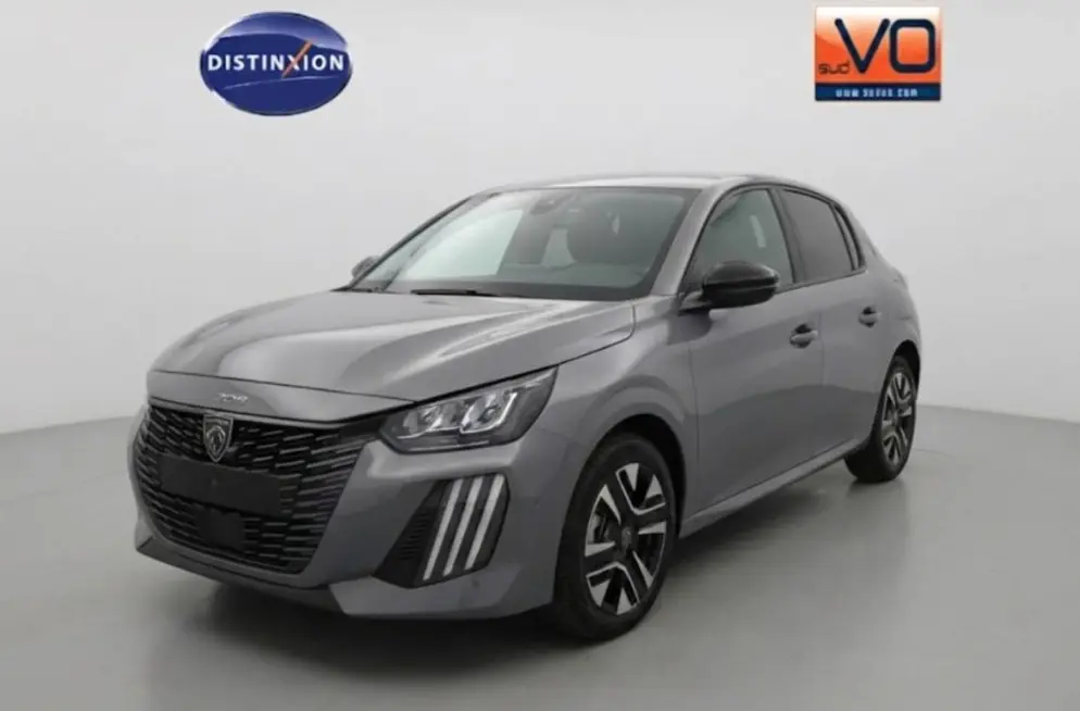 Peugeot 208 Hybrid gris vue 3/4 avant droit, avec calandre noire et jantes alliage 16 pouces visibles.