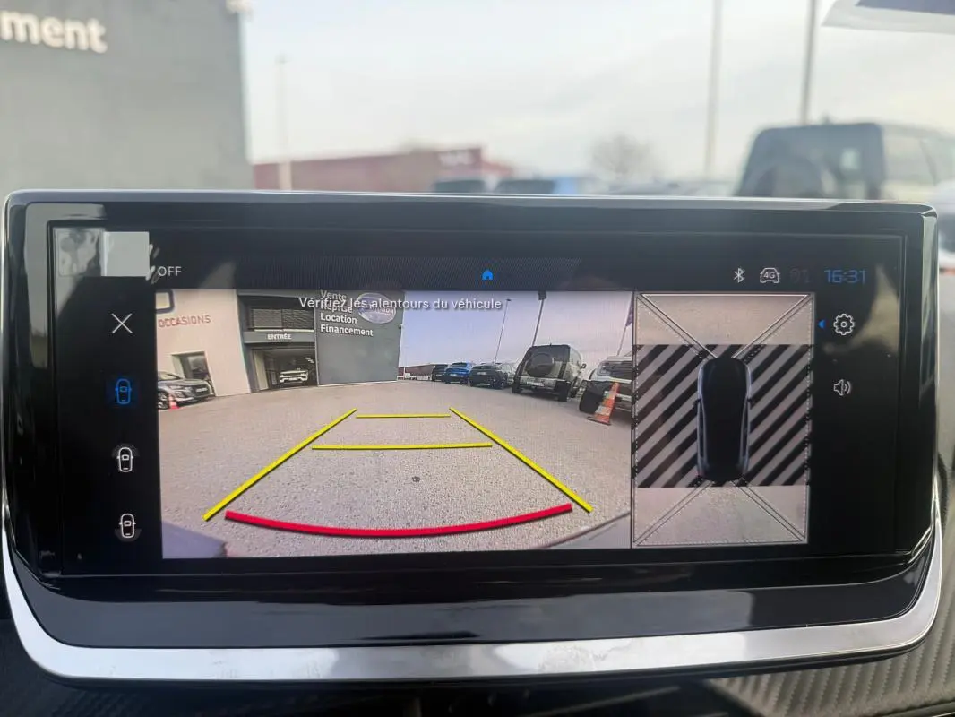 Écran tactile montrant la caméra de recul et la vue 360° du Peugeot 208 gris, angle arrière avec lignes de guidage.