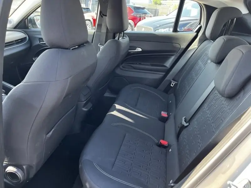 Vue intérieure côté droit montrant la banquette arrière noire du FIAT 600 T-Gen 3 beige avec détails de couture.