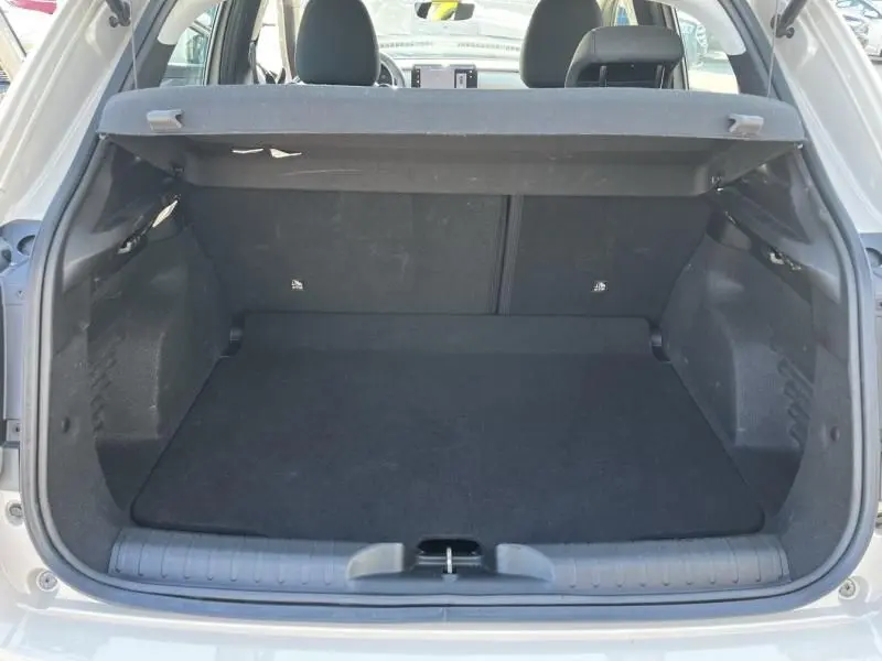 Coffre ouvert vu de l'arrière d'une FIAT 600 T-Gen 3 beige 2025, montrant un espace de rangement vide et le cache-bagages.