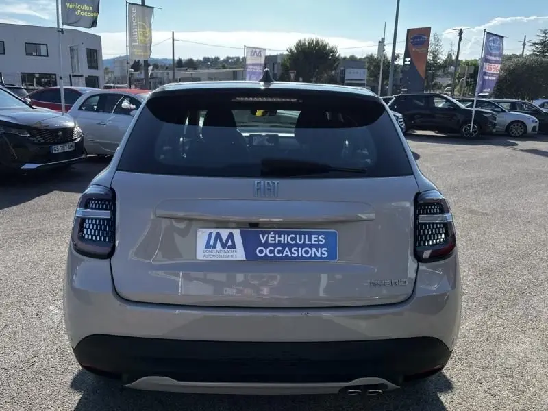 Vue arrière d'une FIAT 600 T-Gen 3 beige 2025 avec feux arrière à motifs LED et plaque d'occasion visible.