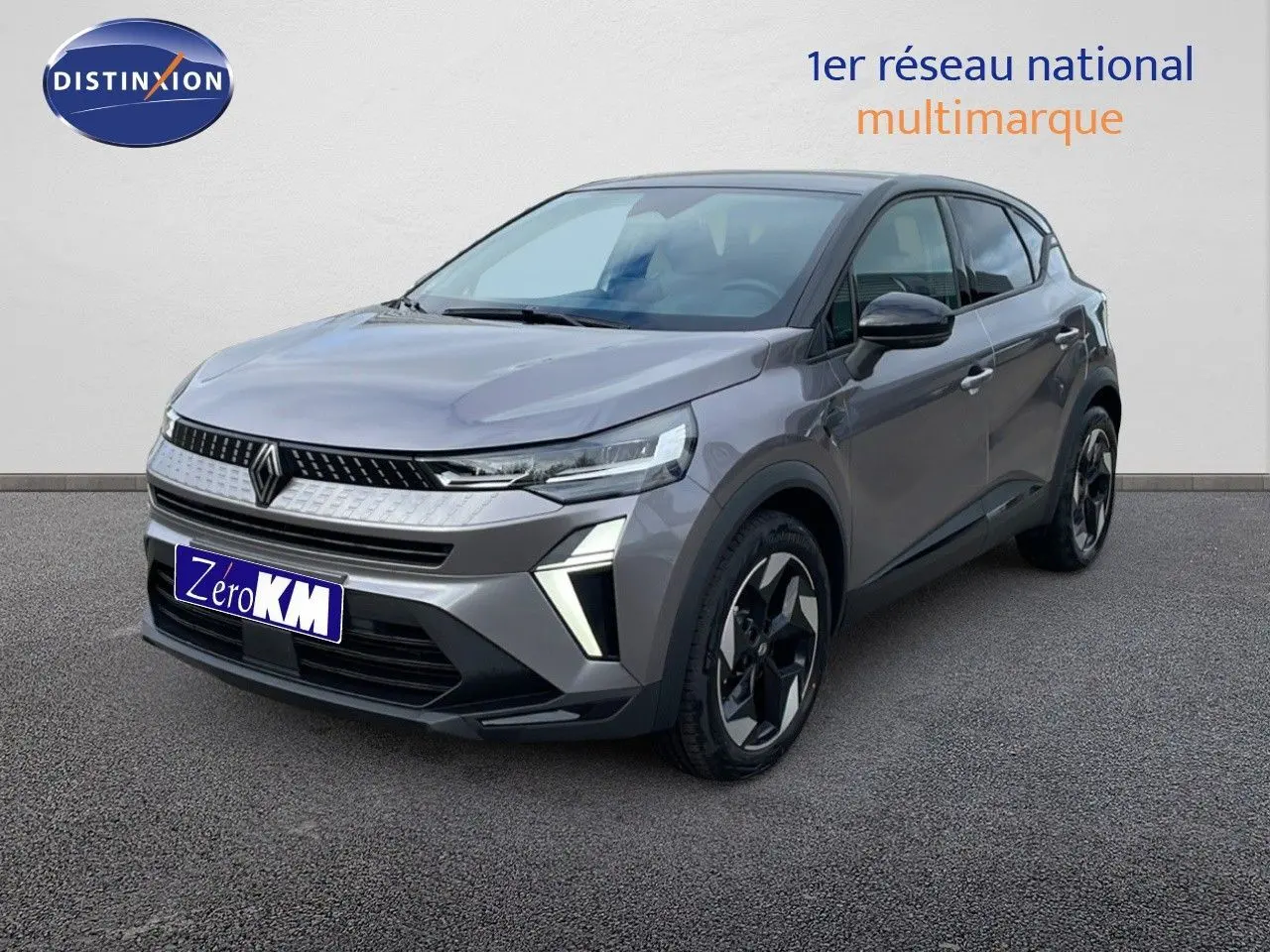 Renault Captur 2025 gris Cassiopée métal avec toit noir, vue 3/4 avant droit mettant en valeur ses phares LED et jantes biton.