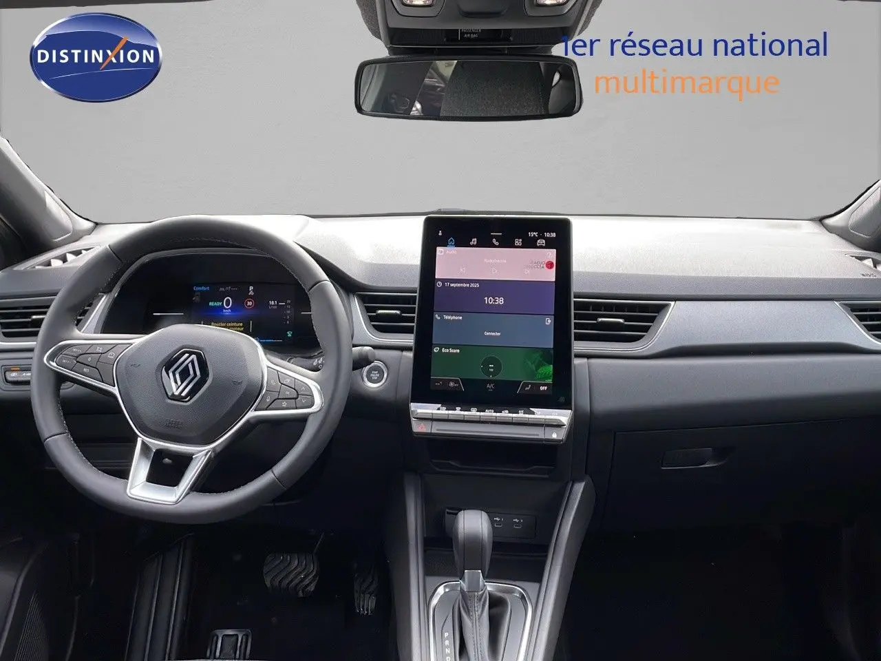 Intérieur moderne du Renault Captur 2025, vue frontale sur le tableau de bord avec écran tactile vertical et volant multifonction.
