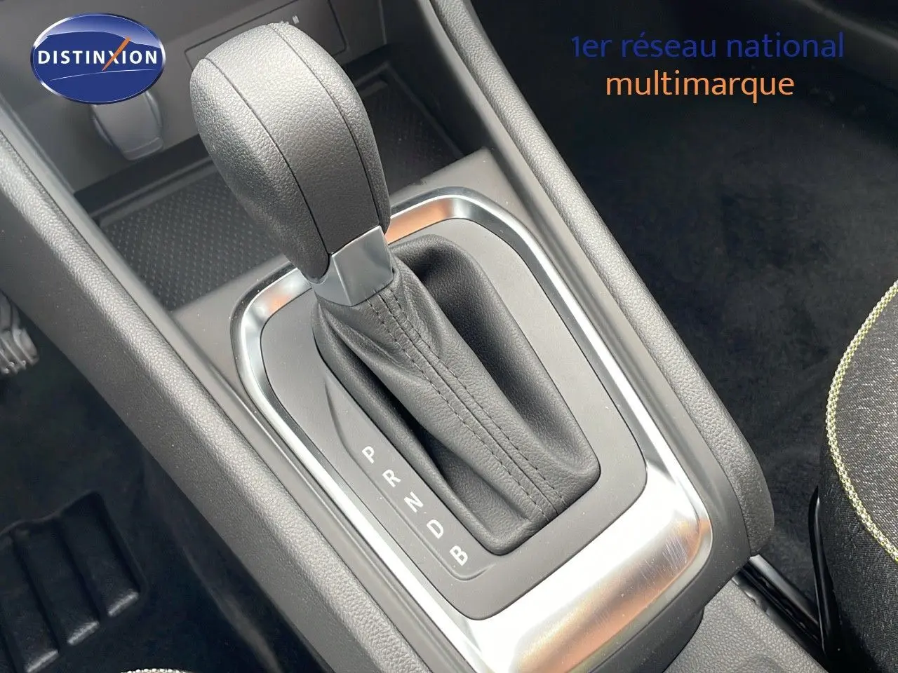 Le levier de vitesses automatique en cuir noir du Renault Captur 1.6 E-TECH hybride, vue intérieure rapprochée.