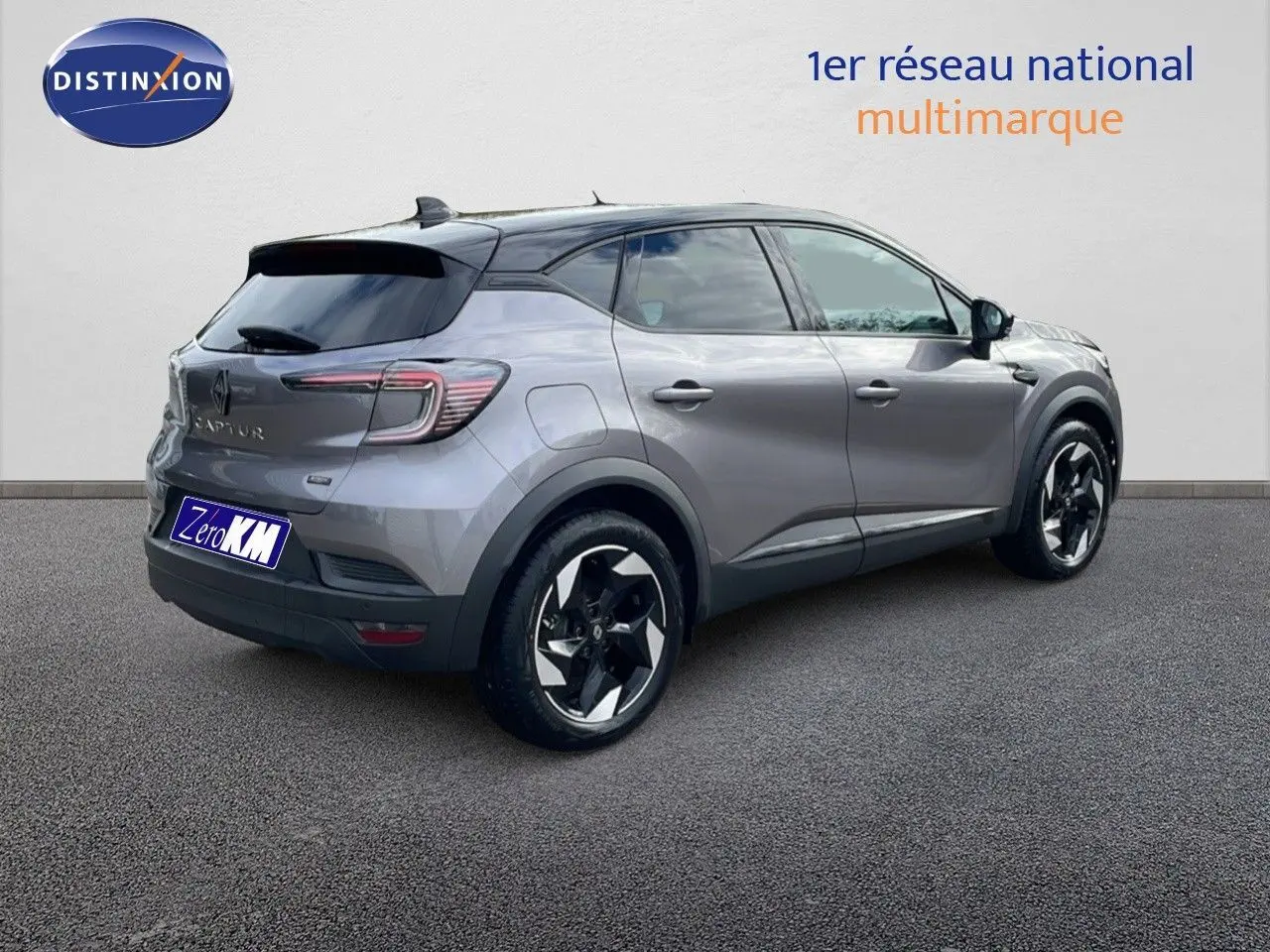 Vue 3/4 arrière droite d'un Renault Captur 2025 gris Cassiopée métal avec toit noir et jantes biton noires.